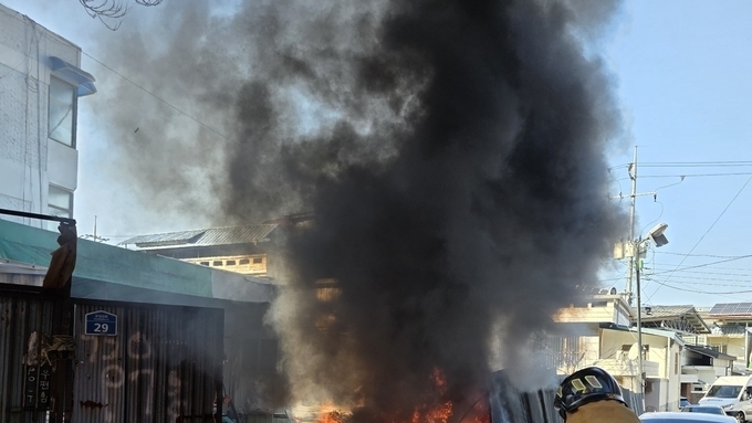 전주 커튼버티컬 제조업체 화재...비번 소방관의 신속 초동대응 주목...