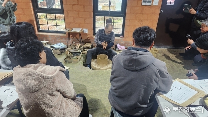 전북특별자치도 무형유산 '진안고원형옹기장’ 이현배 씨 공개시연회