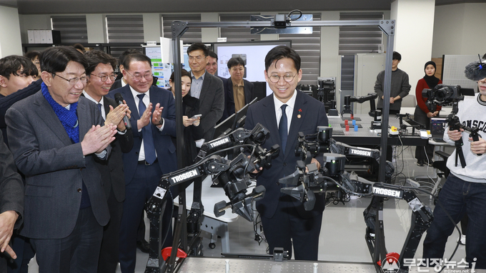 피지컬 AI로 지역 제조혁신 속도낸다...배경훈 부총리, 전북대 피지컬 AI 실증랩 방문