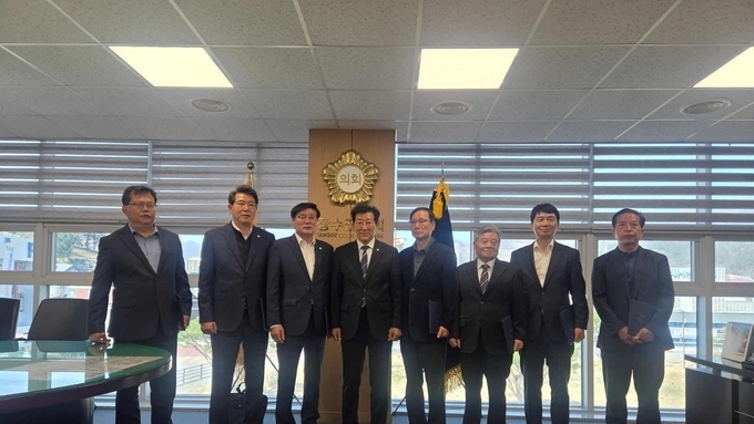 장수군의회, '25회계연도 결산검사 위원 위촉장 수여