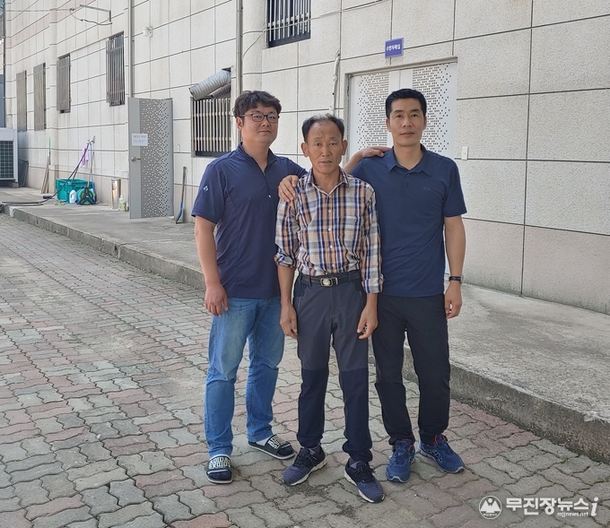 왼쪽부터 진연호 산업팀장, 장만호 환경미화원, 배상현 민원팀장