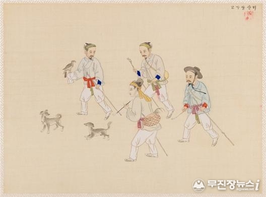 매 사냥을 가고 (김준근 作) : 수알치(왼쪽), 털이꾼(앞쪽 두 사람), 배꾼 등이 매 사냥 나서는 모습이 묘사되어 있다.<br>
<br>
협업과 분업이 함께하는 매 사냥<br>
<br>
매 사냥은 주로 가을 추수가 끝날 무렵에 시작하여 이듬해 봄까지 야산에서 이루어졌다. 사냥매는 사냥철이 되기 전에 산에 그물을 쳐서 잡은 매나 사다리를 타고 올라가 어미 몰래 둥지에서 훔친 새끼 매를 길들여 사용했다. 처음 잡은 매는 야성이 강하여 난폭하기 때문에 숙달된 수알치가 나서서 길을 들였다. 수알치는 자기와 함께 사냥에 나설 매를 복종시키기 위해 방 안에 가둬놓고 훈련시키며 차근차근 사냥매로 변모시켜 나갔다. 이때 여러 사람의 팔뚝에 번갈아 앉혀 가며 매가 사람과 친해질 수 있는 분위기를 조성했고, 이렇게 해서 길들여진 매를 데리고 꿩이나 토끼 사냥에 나섰다. 사냥을 나가기 전날 밤에는 매에게 7~8개의 목화씨를 주거나, 피 칠한 솜 혹은 수탉의 살을 물에 담가 기름기를 뺀후에 닭 깃털에 싸서 주었다. 뱃속에 든 음식물과 기름기를 반강제적으로 토해내게 하여 매가 허기진 상태에서 먹이사냥에 최선을 다하도록 하기 위한 방편이었다.<br>
<br>
매사냥은 합이 잘 맞는 동료들과 함께 보조를 맞춰 했다. 꿩을 모는 ‘털이꾼’, 매가 날아가는 방향을 보는 ‘배꾼’ 등 5~6명이 한 팀을 이뤄 사냥에 나섰다. 털이꾼이 “우~ 우~ 우~” 소리와 함께 작대기로 땅을 치며 야산 이곳저곳을 헤집으면, 수풀 사이에 숨어 있던 꿩들이 소스라치게 놀라며 날아오른다. 이때 털이꾼이 “애기아!”하고 목이 터져라 큰 소리로 외치면, 사냥터 전체가 관망되는 산마루에서 목을 지키고 있던 수알치는 꿩이 날아오르는 방향으로 매를 날리며 “매 나간다!” 호응했다. 날아오르는 꿩을 혼비백산하게 만들어 매가 쉽게 꿩을 낚아채도록 하기 위한 효과음들이었다. 사냥에 성공한 듯싶으면 수알치는 얼른 내달려서 꿩을 재빨리 빼앗아야 한다. 그렇지 않으면 매는 날카로운 부리로 사냥감을 순식간에 작살내 버린다. 그 후 배가 불러진 매는 후속 사냥에 게으름을 펴거나, 심지어는 멀리 도망쳐 버린다. 도망간 매를 되찾기위한 수단으로 수알치는 자기 매의 꽁지에 본인의 신상명세서를 적은 시치미를 매달았다. 도망 매를 발견한 사람에게 주인이 어디사는 누구인지를 알려주기 위한 최소한의 장치였다. 대체적으로 매를 찾아주면 값을 넉넉하게 쳐줬기에 대부분의 사람들은 주인에게 붙잡은 매를 돌려주었다. 하지만 사람에 따라 비싼 값에 매를 팔 욕심으로 시치미를 떼어버리는 경우도 간혹 있었다. 여기서 나온 말이 알면서도 모른 척 한다는 의미를 가진 ‘시치미 뗀다’이다. 유네스코에서는 2010년 11월에 우리나라, 아랍에미리트(UAE), 벨기에, 체코, 프랑스, 모로코, 카타르, 시리아, 사우디아라비아, 스페인, 몽골 등 11개국이 공동으로 신청한 매사냥을 인류무형유산으로 정식 등재했다. 동서양의 여러 문화권을 아우르는 공동 등재는 매사냥이 처음이라고 하니, 매사냥의 인류무형유산 등재는 그 의미가 남다르다고 할 수 있다.<br>
<br>
-문화재청 소식지 참고-