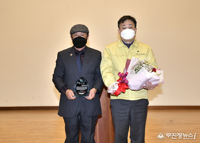 유정석 사무국장에게 감사패 전달