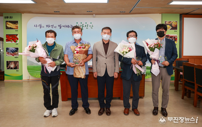 왼쪽부터 김진수, 박정우, 전춘성군수, 김한수, 박동환