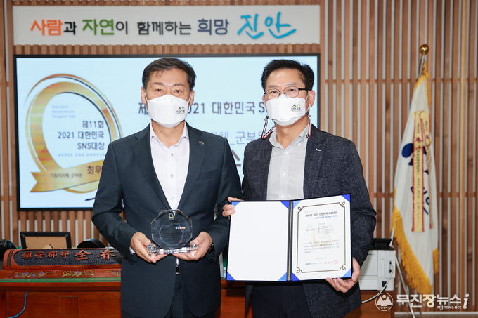 좌 : 전춘성 군수, 우 : 황양의 기획홍보실장