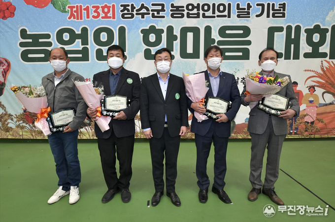 왼쪽부터 송재열, 김종천, 장영수군수, 신태영, 송재기