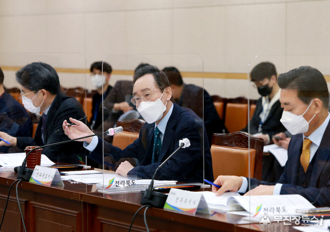 17일 전북도청 중회의실에서 열린 대통령 당선인 전북공약 국정과제화 보고회에 송하진도지사를 비롯한 행정‧정무 부지사와 실‧국장, 전북연구원장 등이 전북공약의 정부정책과 연계성 및 이행 필요사항을 점검하고, 연계‧신규사업 등을 논의하하고 있다.<br>
<br>
<br>
<br>
<br>
<br>
<br>
<br>
