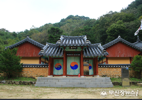 이산묘(駬山廟)는 면암(勉庵) 최익현의 제자이며 고종의 스승인 연재(淵齋) 송병선 제자들의 친친계(親親契)와 최익현의 제자들의 현현계(賢賢契)가 건립하였다. 여기에는 단군, 태조, 세종, 고종 등을 비롯하여, 조선의 명현 및 을사늑약 이후 순국한 의사와 열사 등 79위를 모신 국내 최대의 사당(祠堂)으로, 매년 음력 3월12일 추모대제를 올리고 있다. 2004년 전라북도 기념물 제120호로 지정되었다. 진안군 마령면 동촌리 소재. 이산묘에는 회덕전(懷德殿), 동무(東廡)인 영모사(永慕祠), 서무(西廡)인 영광사(永光祠), 제관실, 강당, 외삼문, 관리사, 대한 광복 기념비 등이 있다.