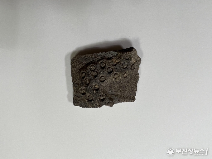 뱀 문양 토기