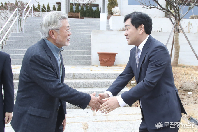 14일 김관영 전북도지사를 비롯한 민주당 소속 시도지사들이 설 명절을 앞두고 경남 양산시 평산마을 사저에서 문재인 전 대통령을 예방하고 새해 인사를 나누고 있다.<br>
<br>
<br>
