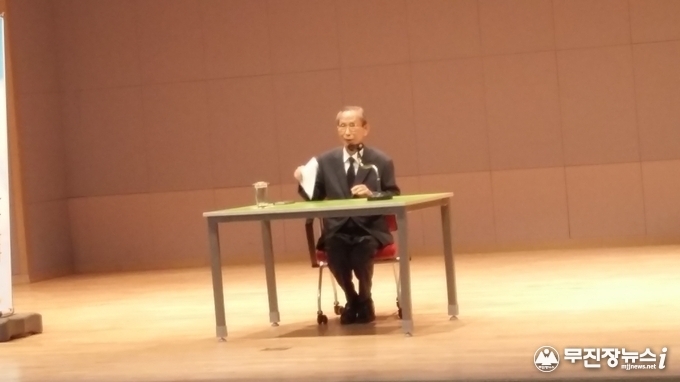 산민 한승헌 변호사의 진안문화의집 강연 모습