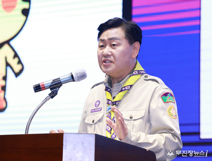 김관영 도지사(새만금 세계잼버리 조직위원회 집행위원장)는 27일 그랜드 힐스턴에서 열린 2023 새만금「제25회 세계스카우트잼버리」참가국 대표단 환영 만찬 행사에서 52개국 162명의 대표단들에게 “새만금 세계잼버리의 성공개최를 위해 제반 사항을 차질 없이 준비하고 있다.”며 “남은 기간도 총력을 다해 어느 잼버리보다 성공적이고 기억에 남는가 될 수 있도록 최선의 노력을 다하겠다.”고 말하고 있다.