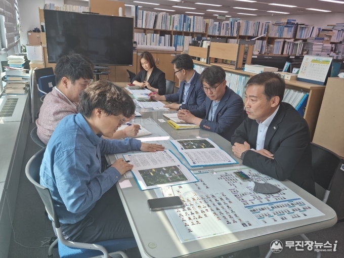 전춘성 진안군수가 환경부 관계자를 만나 광역상수도 수용태세 구축사업 국비 지원을 건의하고 있다.