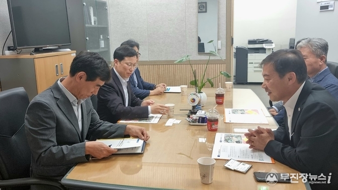 전춘성 진안군수가 국가보훈처 관계자를 만나 보훈회관 건립에 필요한 국비 지원에 대해 건의했다.