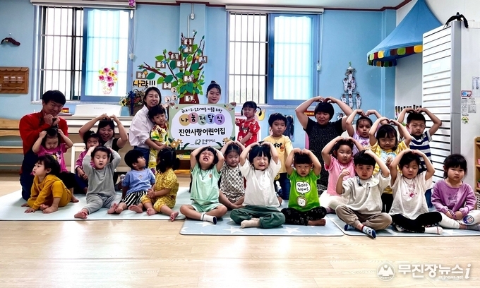 (사진 제공=굿네이버스 전북지부 )<br>
1. 1일(목), 굿네이버스 전북지부(지부장 오아름)는 사랑어린이집(원장 송인정)으로부터 해외아동 지원을 위한 후원금 60만원을 전달받았다. 사진은 후원금 전달식을 진행하는 모습.
