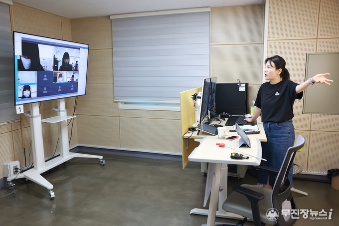사진은 온라인 공동교육 거점센터인 전주고등학교 수업 모습.<br>
온라인 학교도 비슷한 형태로 운영된다