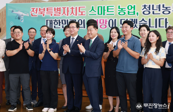13일 김제 스마트팜 혁신밸리를 방문한 정황근 농식품부 장관과 김관영도지사를 비롯한 민간위원 등 지원위 위원들이 전북 스마트 농업의 현장을 살펴보고 청년농업인들의 애로사항을 들어보는 대화의 시간을 갖진 후 기념촬영을 하고 있다.<br>
<br>
<br>
