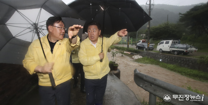 14일 집중호우로 인해 침수 피해를 입은 전주시 완산구 대성동 마을을 방문한 김관영 도지사와 우범기 전주시장이 침수상황을 확인하고 공무원들에게 “도민 생명·안전 지키기는데 과할 정도로 선제 대응해 줄것"을 당부하고 있다.