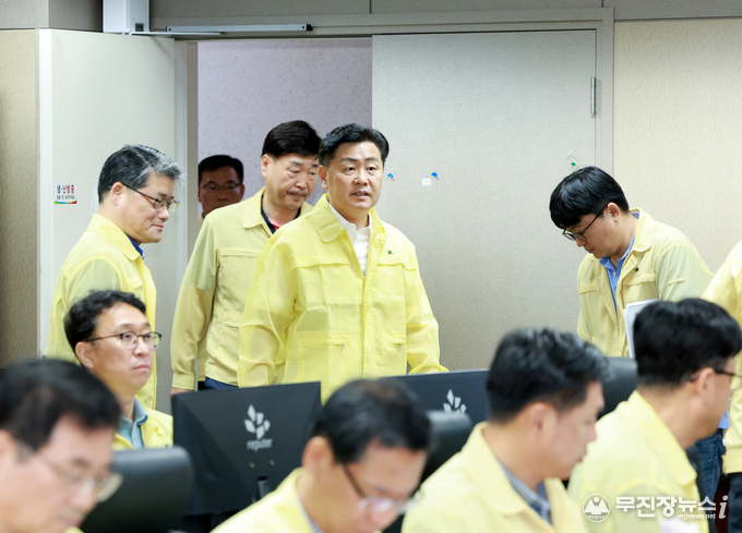 김관영 도지사는 15일 도청 재난상황실에서 집중호우 대책회의를 직접 주재하며 호우로 피해발생이 이어짐에 따라 신속한 응급복구 및 2차 피해 방지를 위한 대응책을 주문한 뒤 관계 공무원을 격려하고 있다.