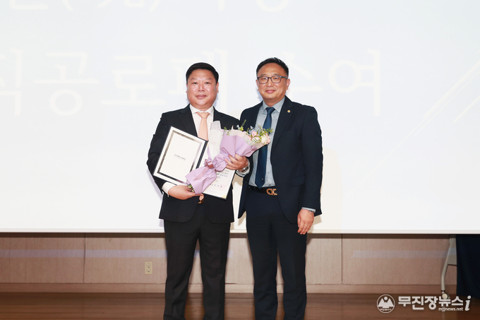 이취임식 추가(오른쪽 취임회장 신윤호, 왼쪽 이임회장 김명곤)