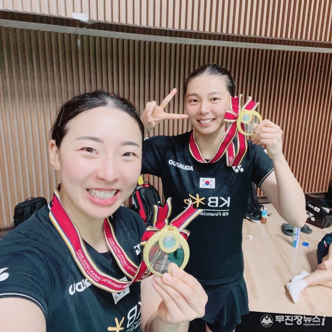 (앞)공희용 (뒤)김소영-전북은행 제공