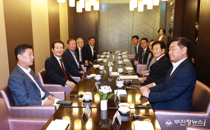 <br>
김관영 전북도지사는 4일 서울 인근에서 김원기(전 국회의장), 김덕룡(전 민주평화통일자문회의 부의장), 이강국(전 헌법재판소장), 신상훈(전 신한은행장), 정세균(전 국무총리), 정동영(전 대통합민주신당 대통령 후보), 김홍국(대통령 직속 국민통합위원회 위원, 전북도민회장), 곽영길(아주경제 회장, 전북도민회 부회장) 등 전북 도민회 소속 원로들과 국민의힘 정운천 국회의원과 더불어민주당 이원택 국회의원 등 전북 여야 의원들과 함께 새만금 국가예산 대책 논의를 하고 있다.<br>
