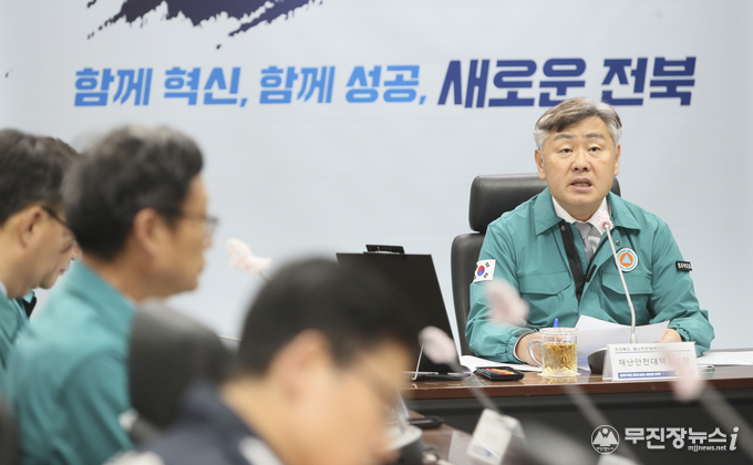 최근 도내에서 가금농장과 야생조류에서 고병원성 조류인플루엔자(AI)가 발생해 지역 내 확산 우려가 큰 엄중한 상황인 가운데 3일 도청 재난상황실에서 김관영 도지사가 재난안전대책본부를 가동하고 가금농장 핵심 방역수칙 준수 철저 등 대도민 담화문을 발표하고 있다.