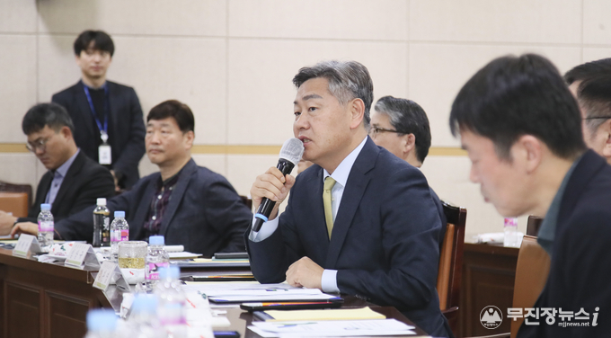 15일 도청 중회의실에서 열린 12월 1차 새로운 전북 포럼에 김관영 도지사와 강사로 초대된 조인호 범부처재생의료기술 개발사업단장의 '첨단재생의료기술 동향과 산업활성화를 위한 방안'에 대해 특강을 듣고 토론을 하고 있다.