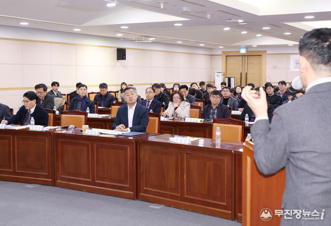 28일 전북도청 중회의실에서 열린 12월 2차 새로운 전북 포럼에 김관영 도지사와 실국장 등 참석자들이 ‘분산에너지법 제정에 따른 전라북도의 대응 방안’이라는 주제로 법무법인 에너지 이동일 대표 변호사의 특강을 듣고 있다.