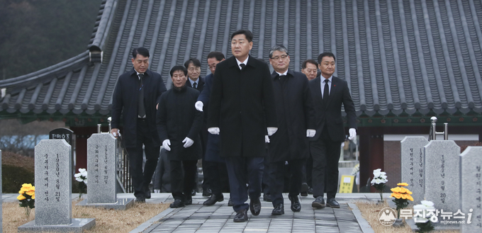 2일 전주 군경묘지에서 김관영 도지사를 비롯한 실국장들이 신년 군경묘지에 헌화 및 분향을 하고 묘역 순례를 하고 있다.
