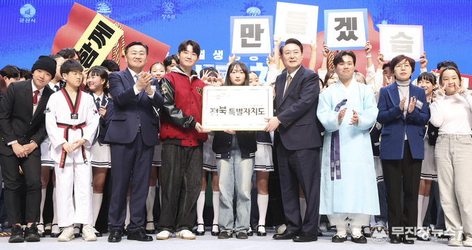 <br>
전북특별자치도 출범식=전북사진기자단 제공<br>
18일 전주 한국소리문화의전당 모악당에서 열린 전북특별자치도 출범식에서 윤석열 대통령과 김관영 도지사가 전북의 미래세대들에게 명패를 전달하고 있다.=전북사진기자단 제공<br>
