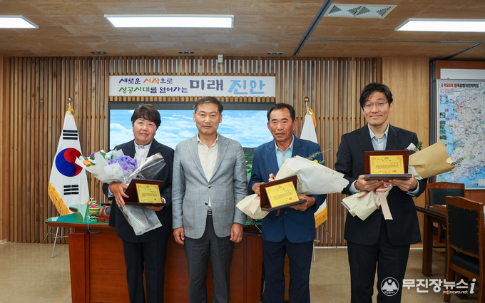 왼쪽부터 이경숙, 전춘성 진안군수, 오재희, 김용국)