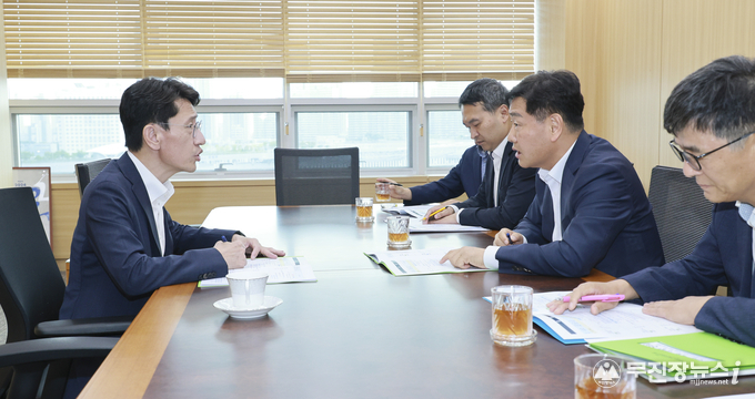 12일 정부세종청사 기획재정부를 찾은 김관영 도지사가 김윤상 2차관과 면담을 갖고 내년도 국가예산확보 활동을 갖고 있다<br>
<br>
