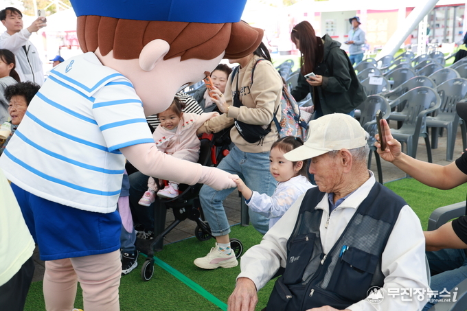  베베핀해피콘서트... 수줍게 손 내민 아이