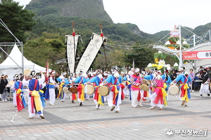 첫날 3일 진안홍삼축제를 축하해요! 중평농악 공연