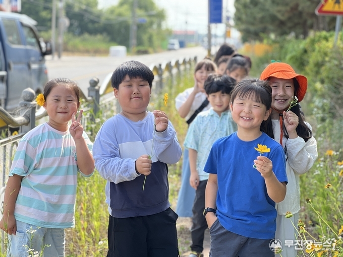 사진분야 ‘함께라서 행복해요’(춘포초 정경희 교사)