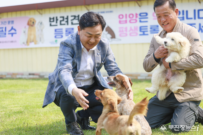26일 익산시 삼기면 동물보호센터를 방문한 김관영 전북특별자치도지사가 임종현 센터장 및 시설 관계자들과 간담회를 갖고 유기동물 구조와 보호, 입양 지원 등 동물복지 현황을 점검하고 있다.<br>
<br>
