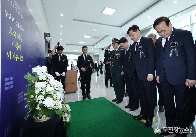 6일 국립임실호국원에서 ‘제70회 현충일 추념식’에 김관영 도지사를 비롯해 보훈단체장, 전몰군경 유족 및 보훈가족, 각계 기관·단체장 등 200여 명이 참석해 순국선열과 호국영령의 숭고한 정신을 추모하고 있다.<br>