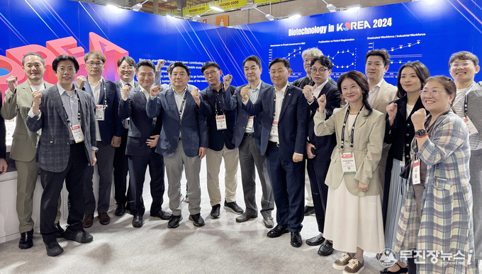 <br>
2025-06-18 바이오 USA 참관<br>
전북 바이오 산업의 글로벌 진출을 가속화하기 위해 미국을 방문한 김관영 도지사는 18일(현지시간) 미국 보스턴에서 열린 세계 최대 바이오산업 박람회 BIO USA 2025를 방문해 도내 바이오 기업들(6개 바이오 기업 참가)의 글로벌 시장 진출 지원에 나서고 있다.