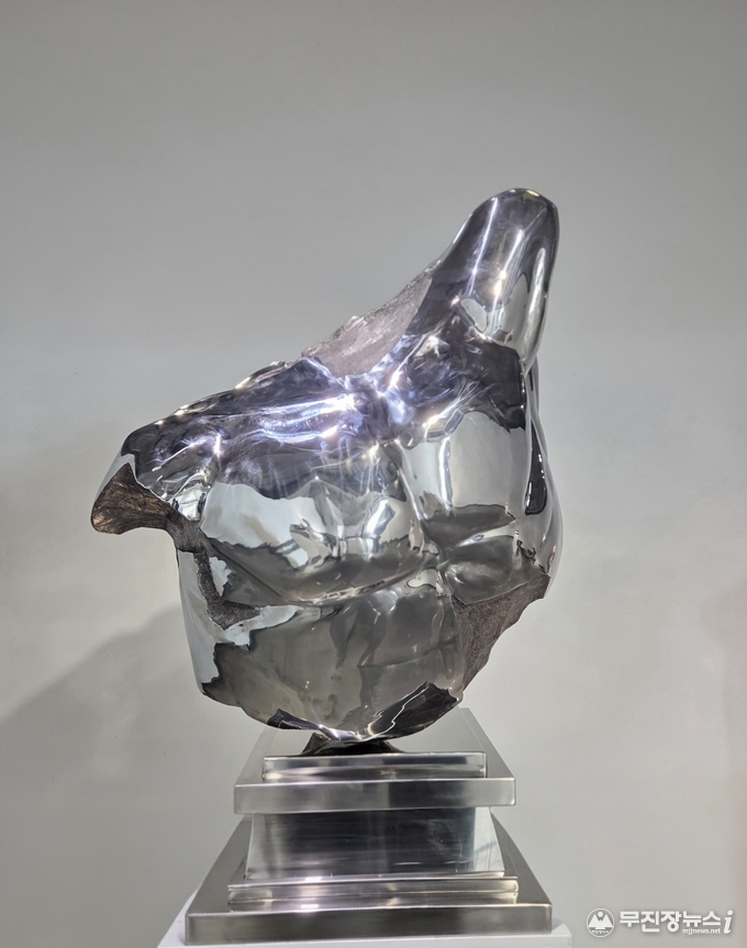 )최무용Bust of a man 902x532x128(cm) Stainless Steel 2025