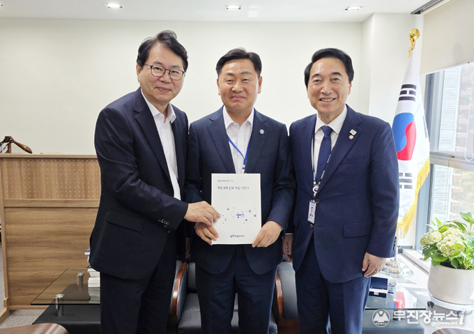 이한주 국정기획위원장(왼쪽), 박수현 국가균형성장특위 위원장(오른쪽