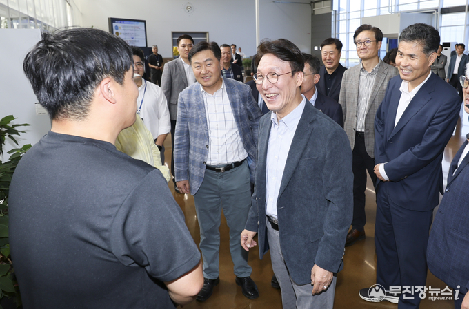 8일 김민석 국무총리가 전북특별자치도를 방문한 가운데 김제시 백구면 ‘전북 김제 스마트팜 혁신밸리’를 찾아 김관영 도지사와 청년 농업인의 창업 현장을 둘러보고 현장 목소리를 청취하고 있다.