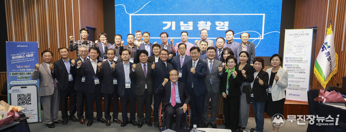 19일 전주 시그니처호텔에서 열린 2025년 전북특별자치도 도민의 날 기념 출향도민 환영 만찬회에 김관영 전북특별자치도지사와 문승우 도의장, 윤석정 전북애향본부 총재를 비롯한 전북도민회 및 호남향우회 회원들이 고향 방문을 환영하며 기념촬영을 하고 있다.<br>
<br>
<img alt="" src="//confirm.mail.daum.net/confirmapi/v1/users/sungsu3492%40hanmail.net/cmails/20251019184758.8Zov4sE4TseXLC7PhW4bZQ%40sungsu3492.hanmail.net/recipients/dudgn123%40korea.kr">