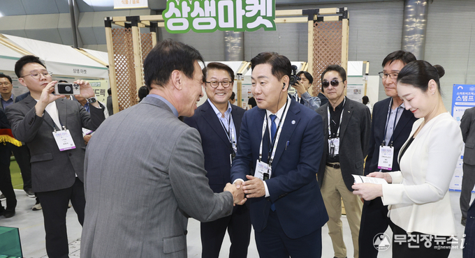 21일 서울 코엑스에서 '2025 스마트비즈엑스포' 행사 일환으로 열린 삼성전자 스마트공장 지원사업 10주년 기념식에 김관영 도지사와 박승희 삼성전자 사장을 비롯한 참석자들이 전북 참여기업 부스를 방문하여 격려하고 있다. 