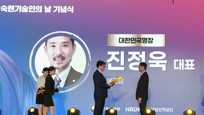 전북도명장 출신 첫 대한민국명장 탄생! 도자공예 진정욱 대표