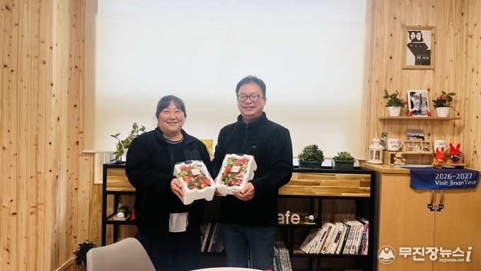 진안군 청년농업인「두드림딸기」, 스마트팜체험 등 소득 다각화 모색