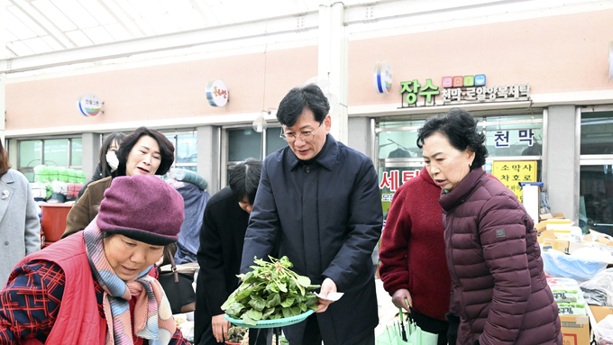 장수군, 설 명절 전통시장 순회 장보기 행사…공무원‧유관기관 참여