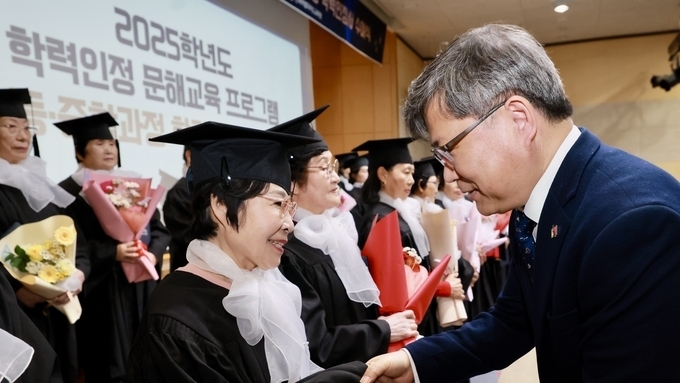 만학도 123명 졸업장 품에 안고 웃음꽃 '활짝'