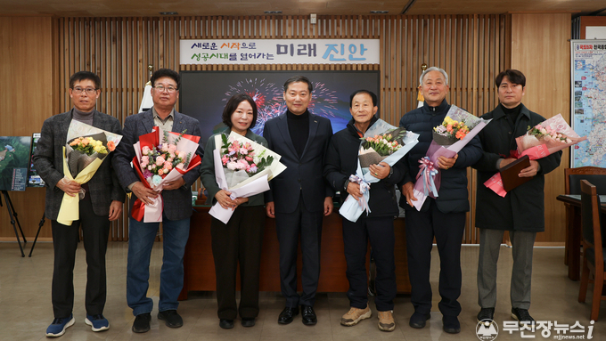 진안고원 행복주택 추진 유공자 6명 감사패 수여