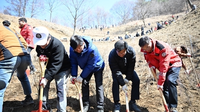 장수군, 제81회 식목일 ‘봉화산 산철쭉군락지 나무심기 행사’ 전북도와 공동 개최